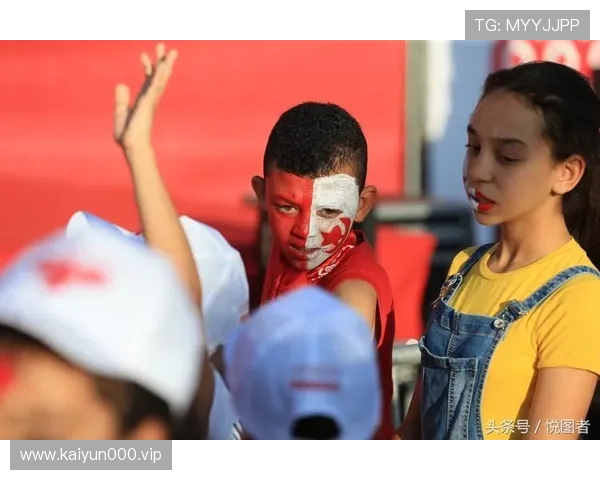 激情瞬间全场沸腾世界杯现场球迷高喊口号点燃赛场热血